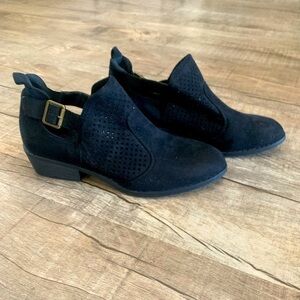 NWOT Women's Black Suede‎ Ankle Bootie